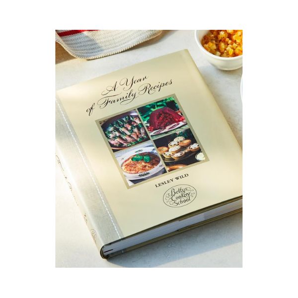 A Year of Family Recipes (Bettys Cookery School) - Lesley Wild